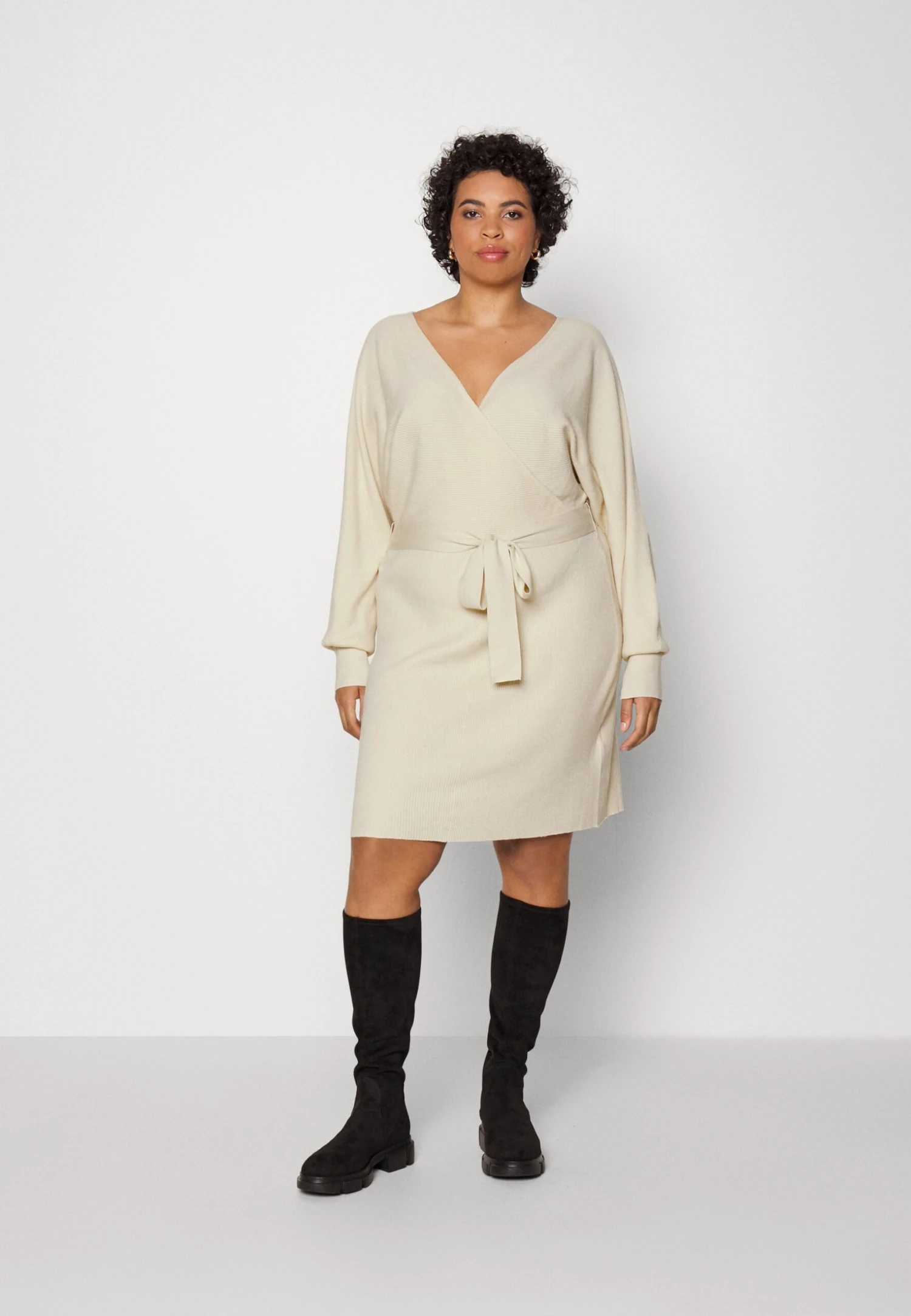 Wrap V Ausschnitt Mini Strickkleid Mit Gürtel - Gebreide Jurk - Off White 1 Wrap V Ausschnitt Mini Strickkleid Mit Gürtel - Gebreide Jurk - Off White