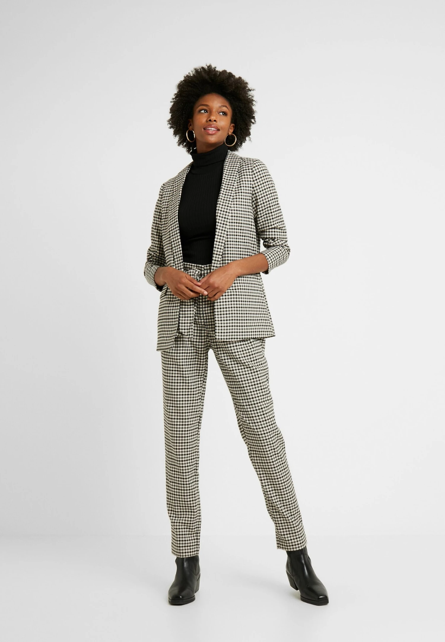 1/2 Sleeve Roll Neck - T-Shirt Basic - Black 2 1/2 Sleeve Roll Neck - T-Shirt Basic - Black - Afbeelding 2