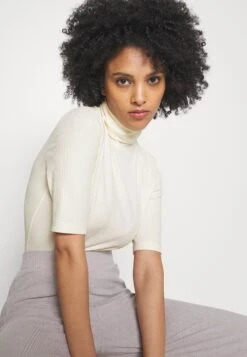 T-Shirt Basic -Off-White -Anna Field e6e857e7af5949c79320b1159b85dc4c